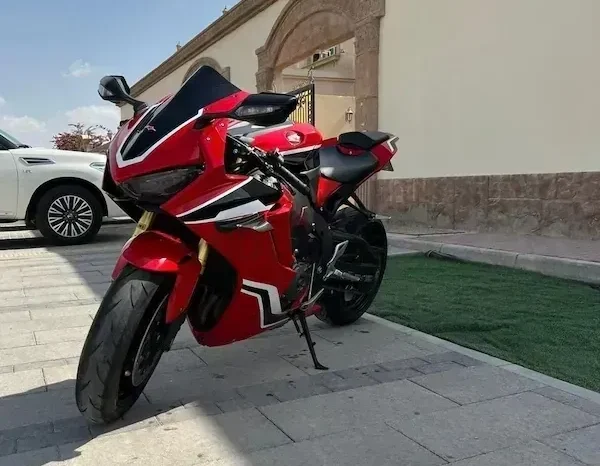 
								2019 Honda CBR1000RR Fireblade full									