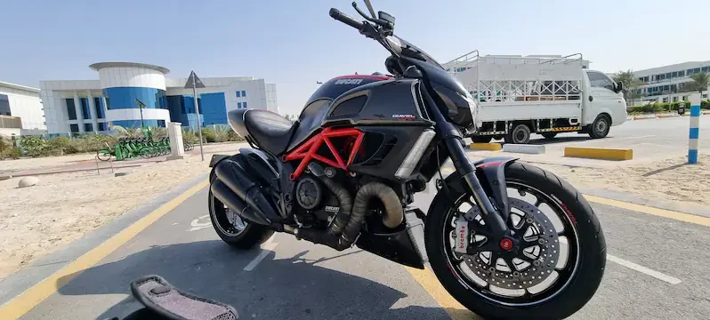 
								2011 Ducati Diavel Carbon full									